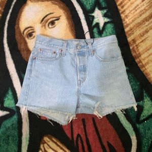 Levis lightwash shorts